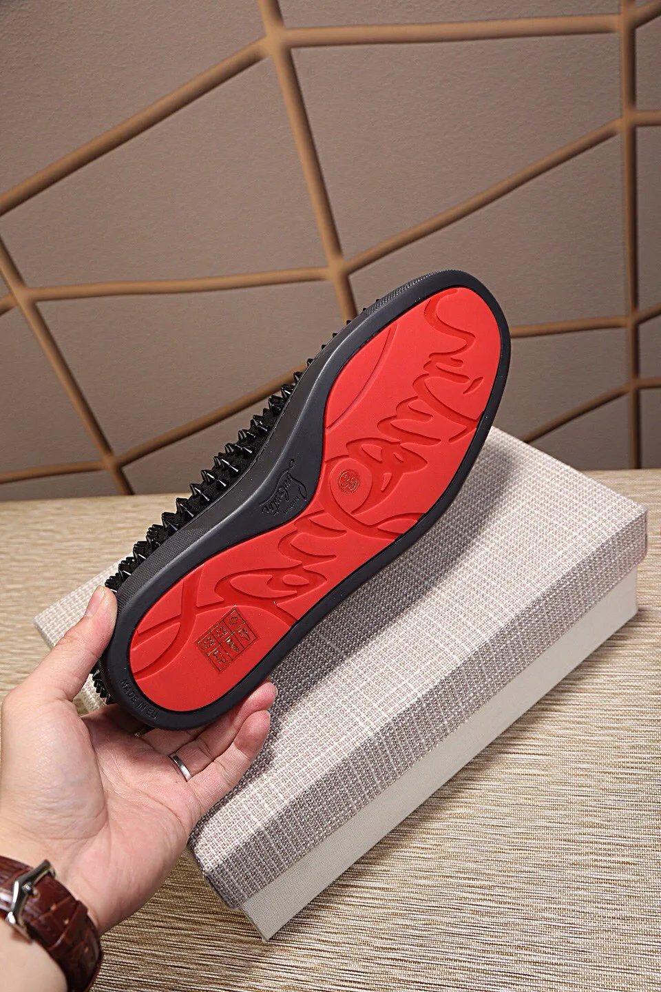 Ex-factory price 440. christian louboutin (CL red sole shoes) counter nail series, casual sneakers for couples 📢 📢 📢 Exclusive hot style release 🎈🎈💪 Movable latex feet 👻 Finished large sole car line [satisfied] 😝Female 35-40# Male 38#-46, global supply😝 [Top version]: original imported cowhide frosted upper, top original leather lining, original molded TPU outsole, original 1:1 detail processing, original shoe last, large quantity available from stock,